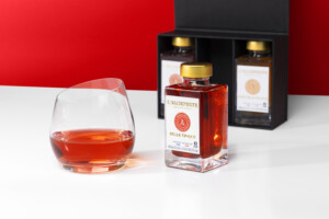 bebida, álcool, Bebidas alcoólicas, garrafa, Garrafa de vidro, Bebida destilada, Utensílios para bebidas, Utensílios de bar, licor, líquido, Uísque, Solução, vinho, fluido, vermelho, interno, uísque, alimento