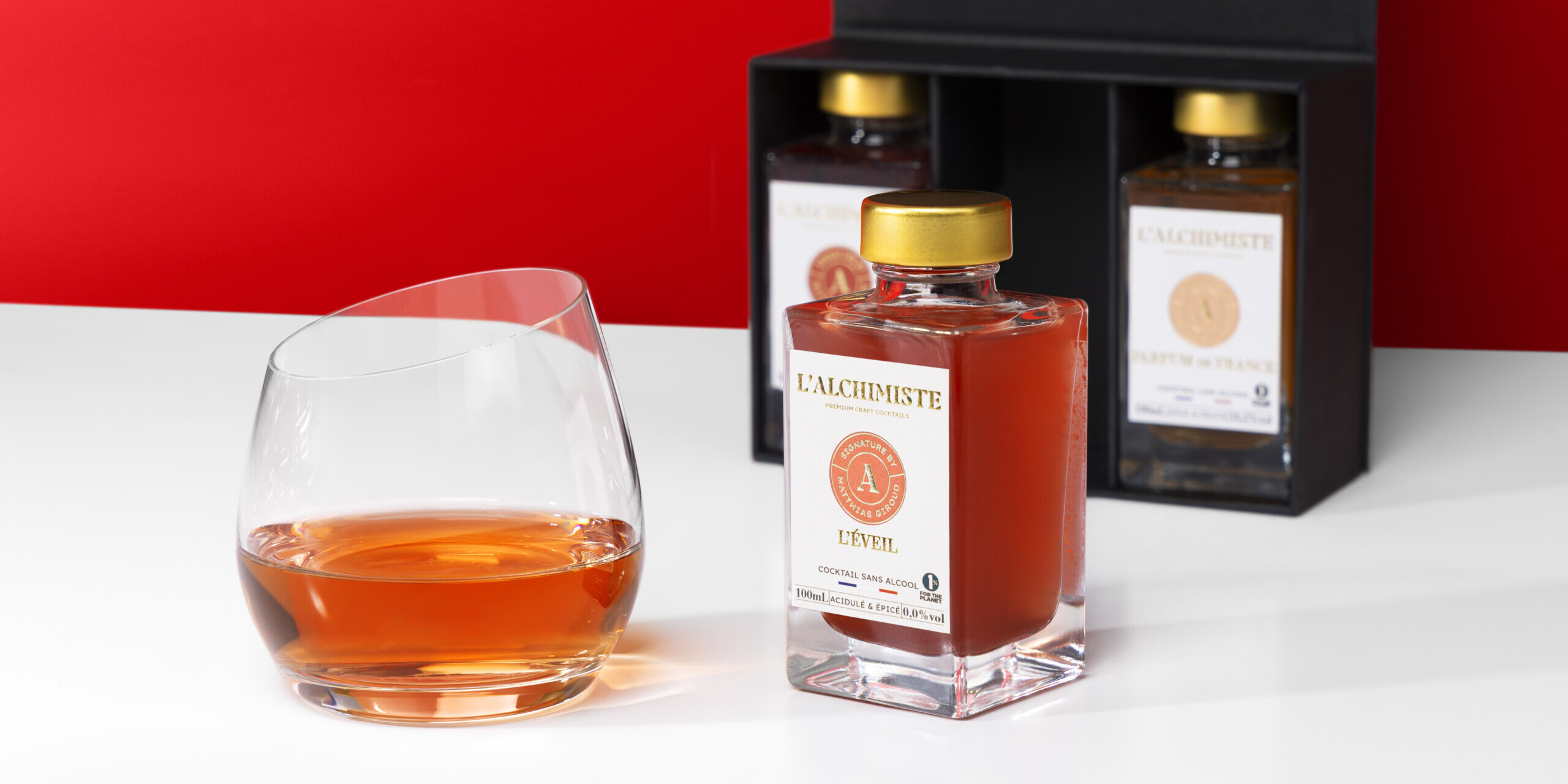 (6) Cocktails by Matthias Giroud in La Premi_re Cabin _Air France bebida, garrafa, álcool, Bebidas alcoólicas, Garrafa de vidro, Bebida destilada, Solução, licor, Utensílios para bebidas, Uísque, interno, uísque, laranja, alimento