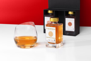 bebida, álcool, garrafa, Bebidas alcoólicas, Bebida destilada, Garrafa de vidro, uísque, Uísque, Solução, Utensílios de bar, licor, líquido, Utensílios para bebidas, fluido, interno, laranja, escocês