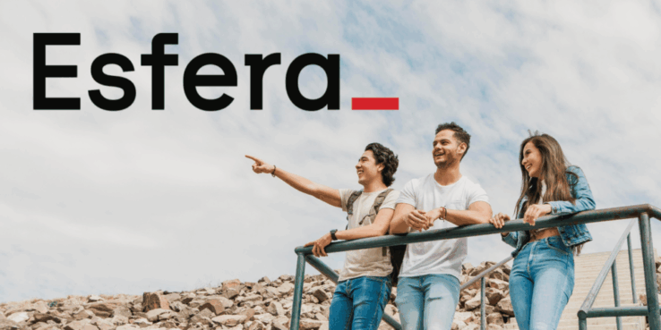 roupas, outdoor, céu, jeans, sorriso, mulher, nuvem, Rosto humano, pessoa, texto, calçados, placa