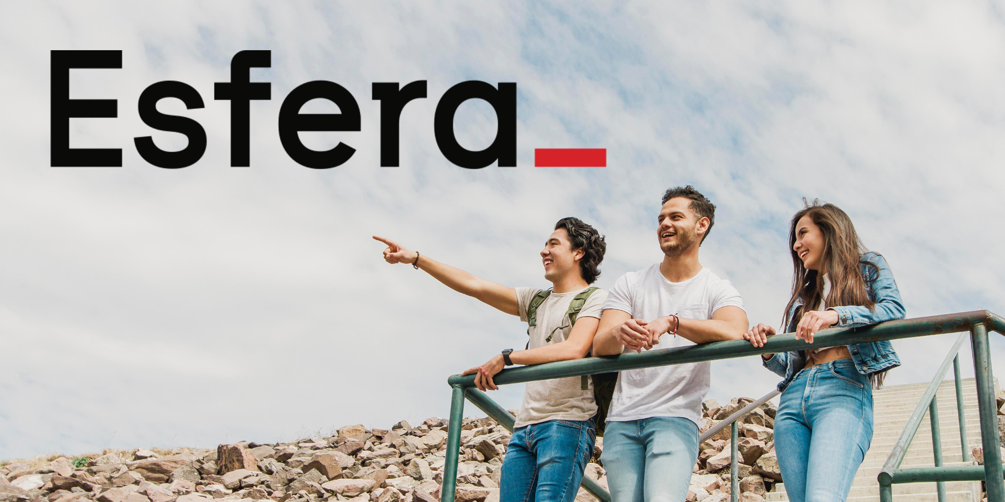 Esfera x esfera roupas, outdoor, céu, jeans, sorriso, mulher, nuvem, Rosto humano, pessoa, texto, calçados, placa