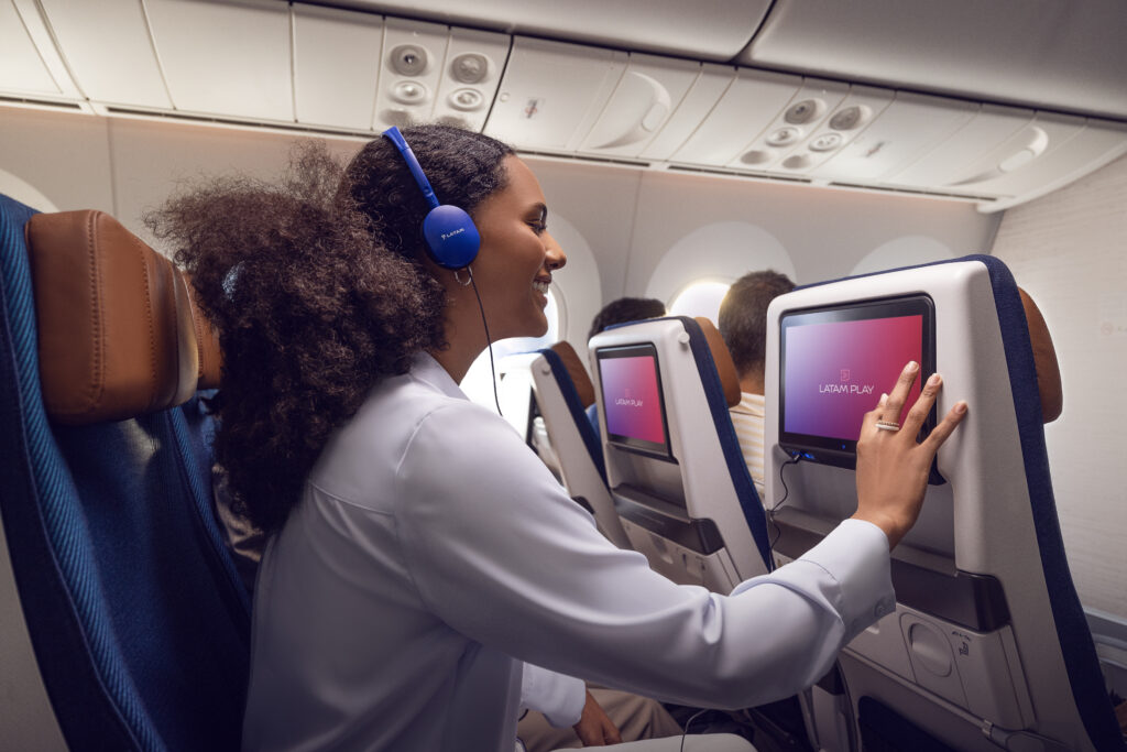 Descubra os filmes e séries mais assistidos pelos brasileiros nos voos LATAM