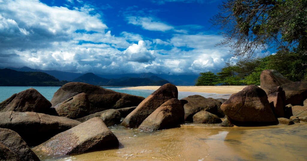 Litoral de São Paulo ganha destaque entre destinos mundiais! Conheça Ubatuba e as praias da região