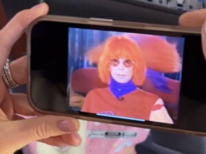 pessoa, Rosto humano, aparelho, multimídia, Dispositivo eletrônico, Telefone celular, Dispositivo de comunicação móvel, vídeo, Dispositivo de exibição, Dispositivo de comunicação, Dispositivo móvel, espelho, mulher, interno, segurar, tela, ipod