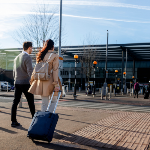 outdoor, roupas, céu, calçados, pessoa, construção, térreo, Veículo terrestre, estrada, Bagagem e malas, jeans, Espaço público, calçada, Moda de rua, rua, mulher, em pé, cidade