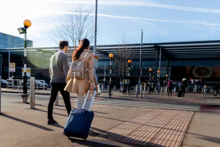 outdoor, roupas, céu, calçados, pessoa, construção, térreo, Veículo terrestre, estrada, Bagagem e malas, jeans, Espaço público, calçada, Moda de rua, rua, mulher, em pé, cidade