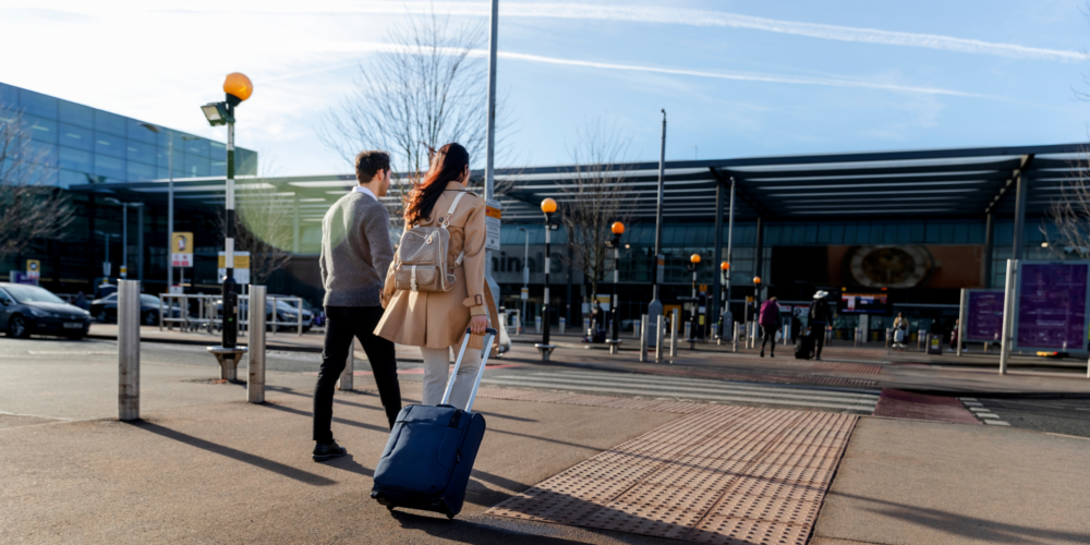 outdoor, roupas, céu, calçados, pessoa, construção, térreo, Veículo terrestre, estrada, Bagagem e malas, jeans, Espaço público, calçada, Moda de rua, rua, mulher, em pé, cidade