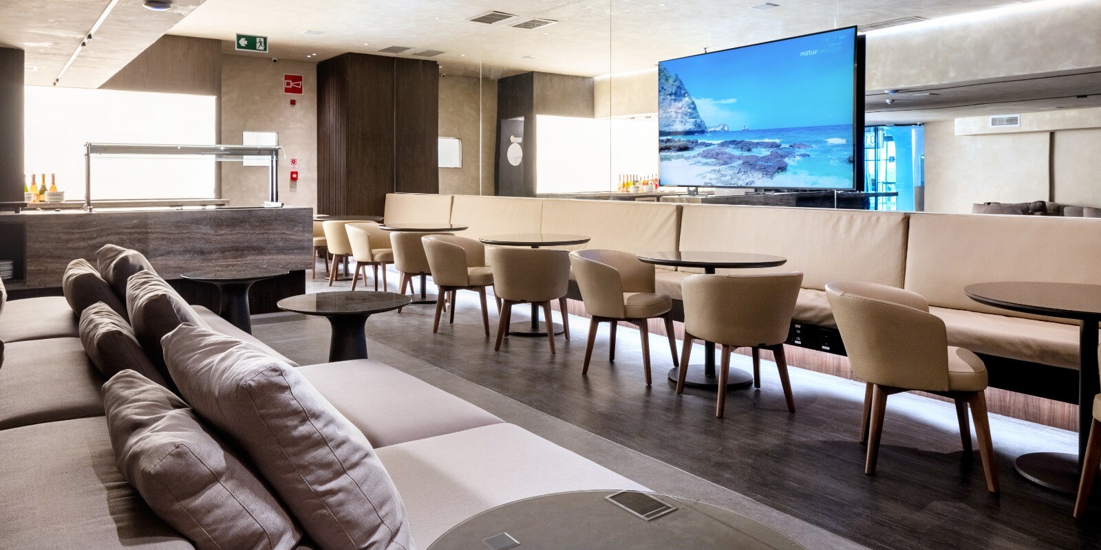 interno, móveis, teto, sofá, parede, mesa, cadeira, piso, design de interiores, Sofá de studio, televisão, mesa de café, Sofá-cama, sala de estar, cômodo