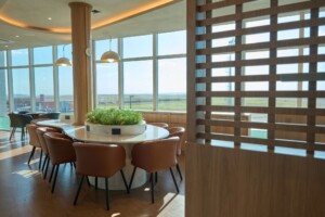 móveis, janela, Mesa da sala de jantar e cozinha, interno, piso, design de interiores, mesa, planta doméstica, parede, mesa de café, teto, restaurante, Claraboia, jantar, cômodo, cadeira, hotel