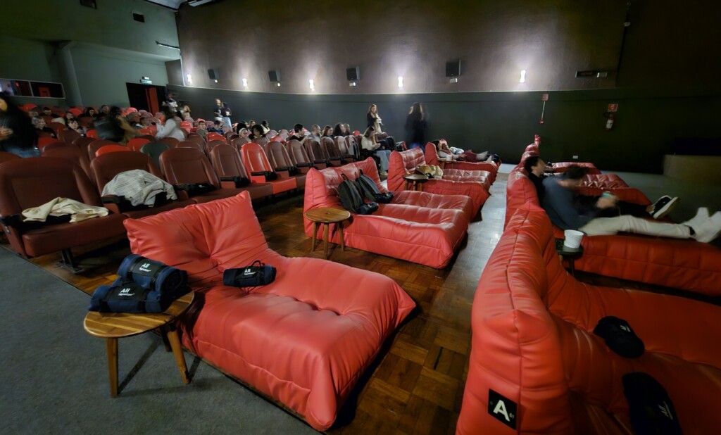 interno, móveis, cadeira, cômodo, parede, teto, piso, pessoas, grande, pessoa, auditório