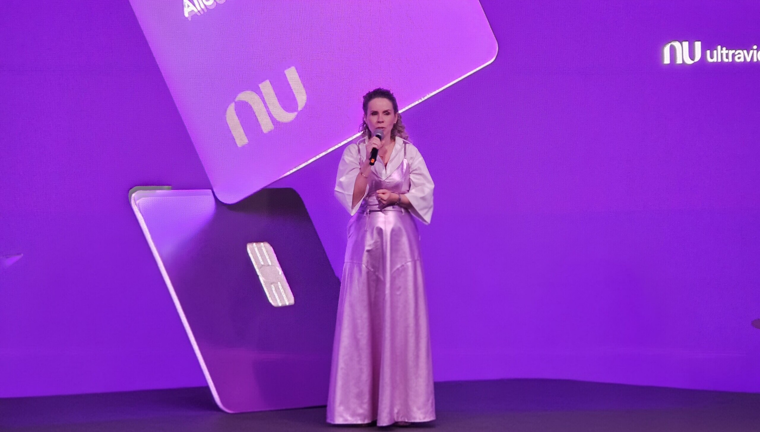 Nubank lança cartão Ultravioleta com acesso a sala VIP gratuito e pontuação turbinada