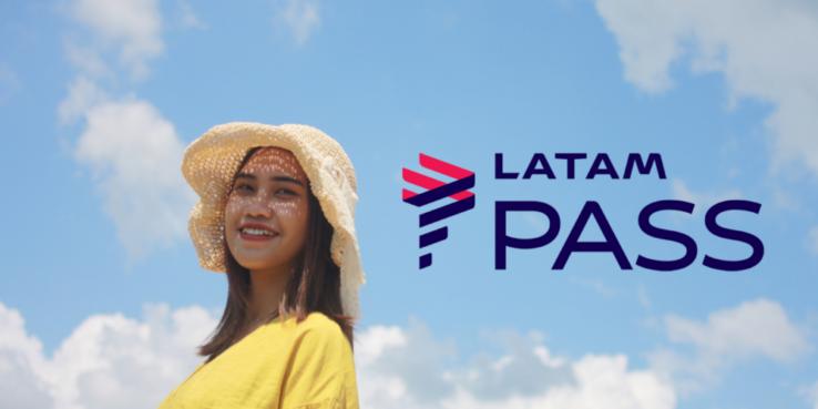 Latam pass x banner céu, nuvem, Rosto humano, sorriso, outdoor, Acessório de moda, roupas, pessoa, acessórios para cabeça, placa, mulher, chapéu, vestir