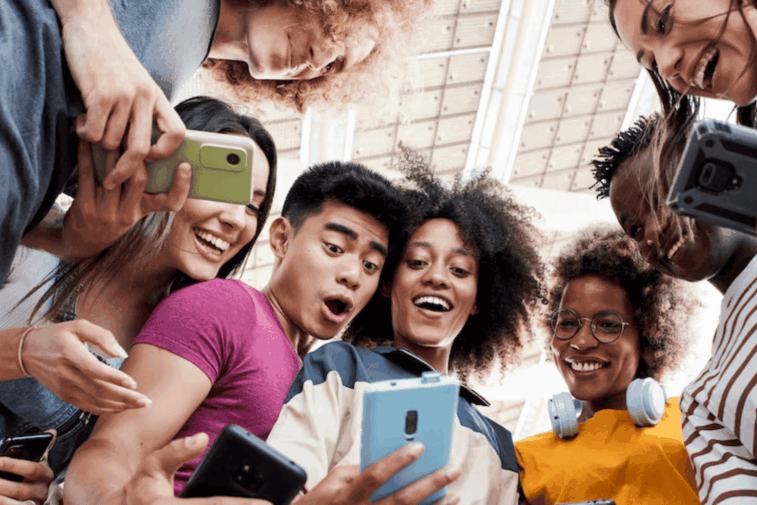 grupos-jovens-promoções-shopping-compras-celular-amigos (reduzido) No bate-papo gratuito do PPV você troca dicas para turbinar suas viagens e pontos