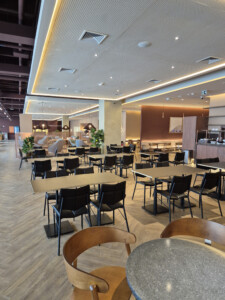 móveis, cena, interno, teto, piso, Mesa da sala de jantar e cozinha, restaurante, cafeteria, mesa de café, salão, lobby, mesa, design de interiores, parede, cômodo, cadeira