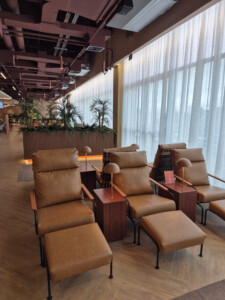 móveis, interno, sofá, design de interiores, piso, Sofá de studio, janela, cômodo, mesa de café, Apoio de braço, Sofá-cama, Poltrona, mesa, sala de estar, teto, Sala de espera, cadeira, parede, hotel