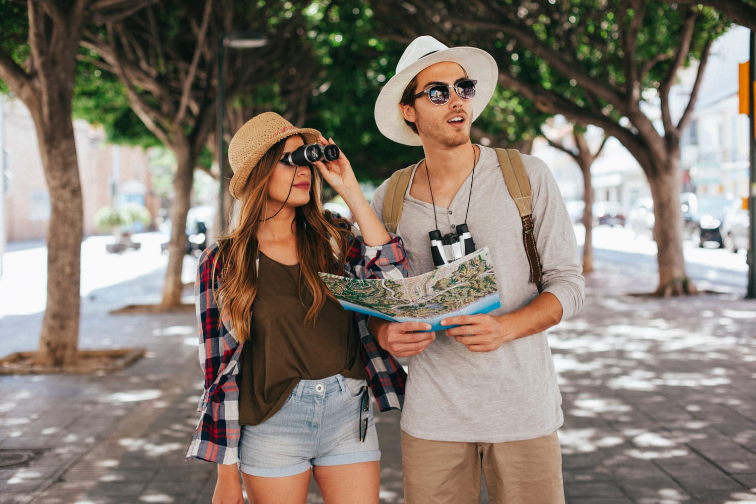 roupas, outdoor, pessoa, Acessório de moda, Rosto humano, árvore, Moda de rua, térreo, sorriso, calçados, bolsa de mão, óculos de proteção, menina, chapéu, Chapéu, Shorts, óculos, mulher, em pé, óculos de sol, rua, moda