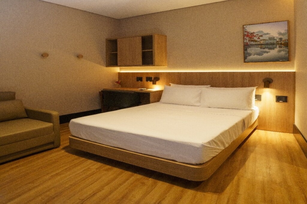 interno, parede, design de interiores, piso, travesseiro, móveis, hotel, roupa de cama, Estrado, colchão, Lençol, Capa para edredom, Criado-mudo, Assoalho, casa, almofada, Roupa de cama, madeira de lei, Suíte, Abajur, Hotel boutique, edredom, gesso, propriedade, teto, cômodo, quarto, cama