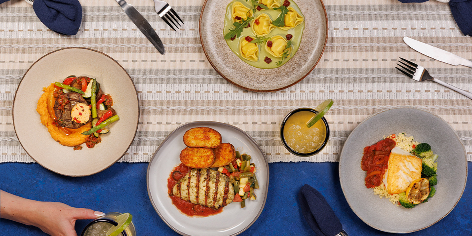 alimento, louça, refeição, Prato, mesa, garfo, prato, Arte culinária, Culinária, brunch, Utensílio de cozinha, vegetal, Ceia, talheres, almoço, guarnição, Fast food, Comida à la carte, pessoa, interno, placa