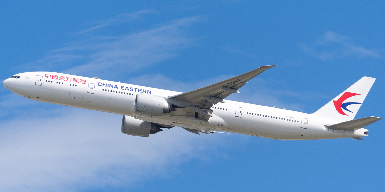 b777-china-eastern céu, plaina, aeronave, transporte, avião, outdoor, Viagem aérea, Linha aérea, avião de passageiros, jato, Flap, Motor de jato, nuvem, Motor de aeronave, veículo, Engenharia aeroespacial, Jato bimotor, voo, Jato, asa, Aeronave de corpo estreito, Serviço, ar, decolagem, aviação, Boeing 737 próxima geração, Boeing 777, Família Airbus a320, airbus, azul, grande, aeroporto