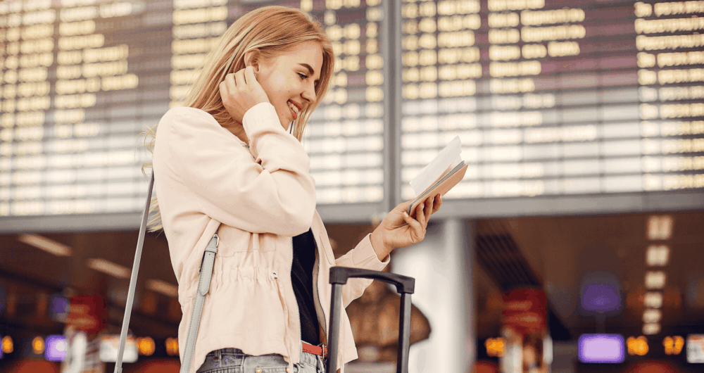viagem-mulher-aeroporto-mala-smartphone-celular-bolsa (reduzida) Promoção da Visa e Smiles sorteará passagens internacionais