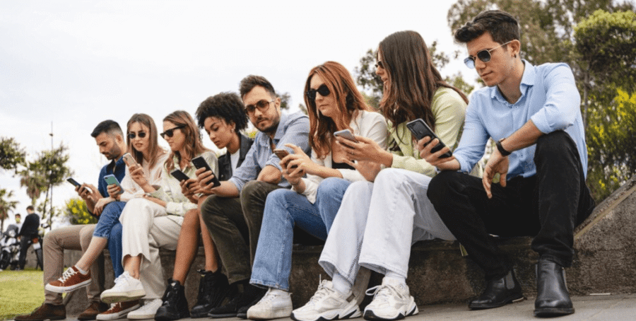 grupo de jovens no celular – reduzido Economize mais com os cupons da Amazon, Mercado Livre e Magalu