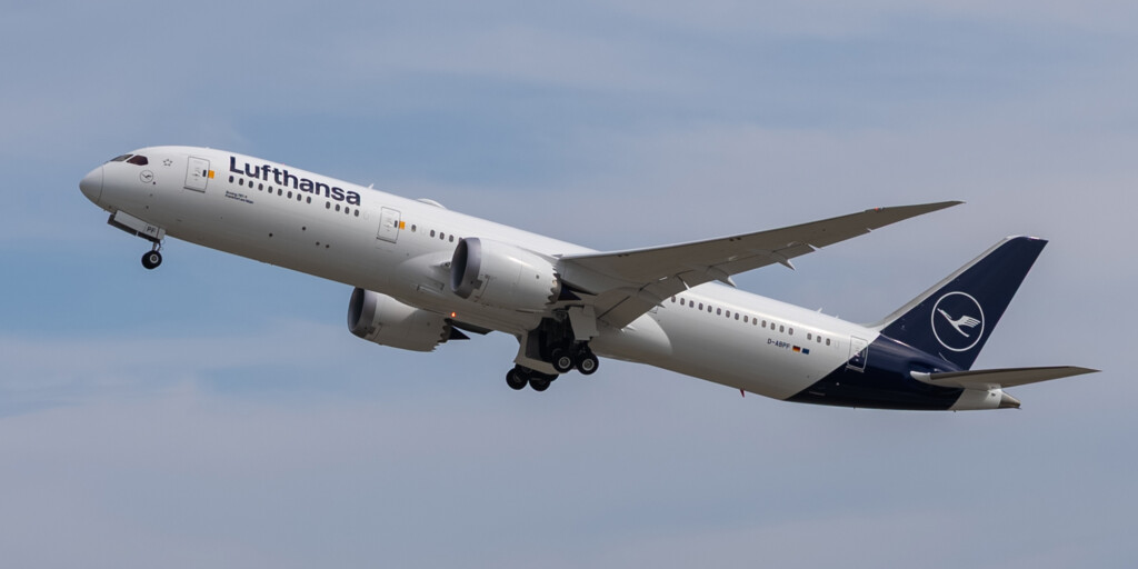 céu, plaina, transporte, aeronave, outdoor, Viagem aérea, avião, avião de passageiros, Linha aérea, Flap, jato, Motor de aeronave, Motor de jato, voo, veículo, Engenharia aeroespacial, Jato bimotor, asa, nuvem, Aeronave de corpo estreito, Jato, decolagem, aeroporto, aviação, ar, Boeing 777, Boeing 737 próxima geração, Serviço, azul, grande, airbus