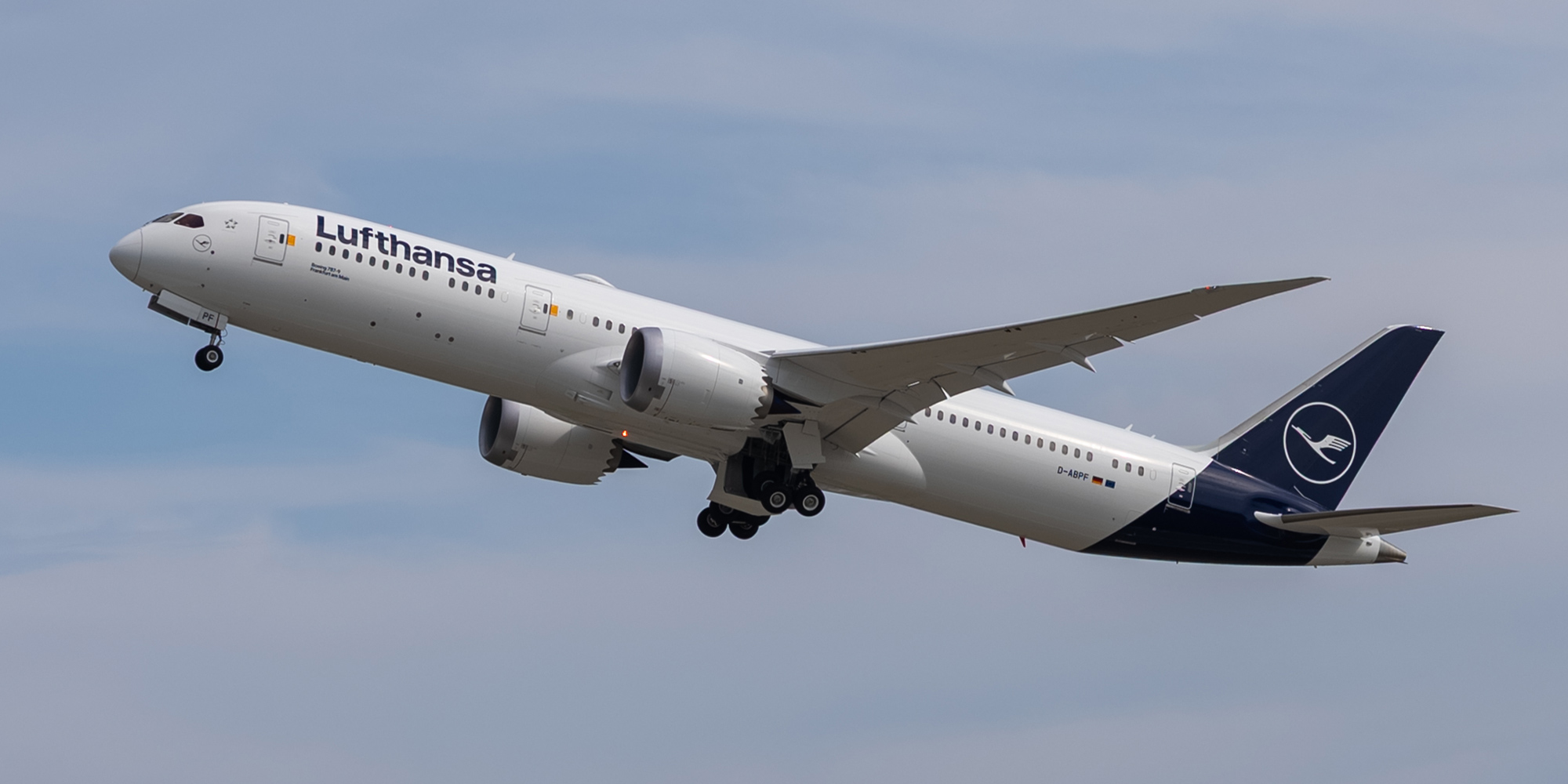 céu, plaina, transporte, aeronave, outdoor, Viagem aérea, avião, avião de passageiros, Linha aérea, Flap, jato, Motor de aeronave, Motor de jato, voo, veículo, Engenharia aeroespacial, Jato bimotor, asa, nuvem, Aeronave de corpo estreito, Jato, decolagem, aeroporto, aviação, ar, Boeing 777, Boeing 737 próxima geração, Serviço, azul, grande, airbus