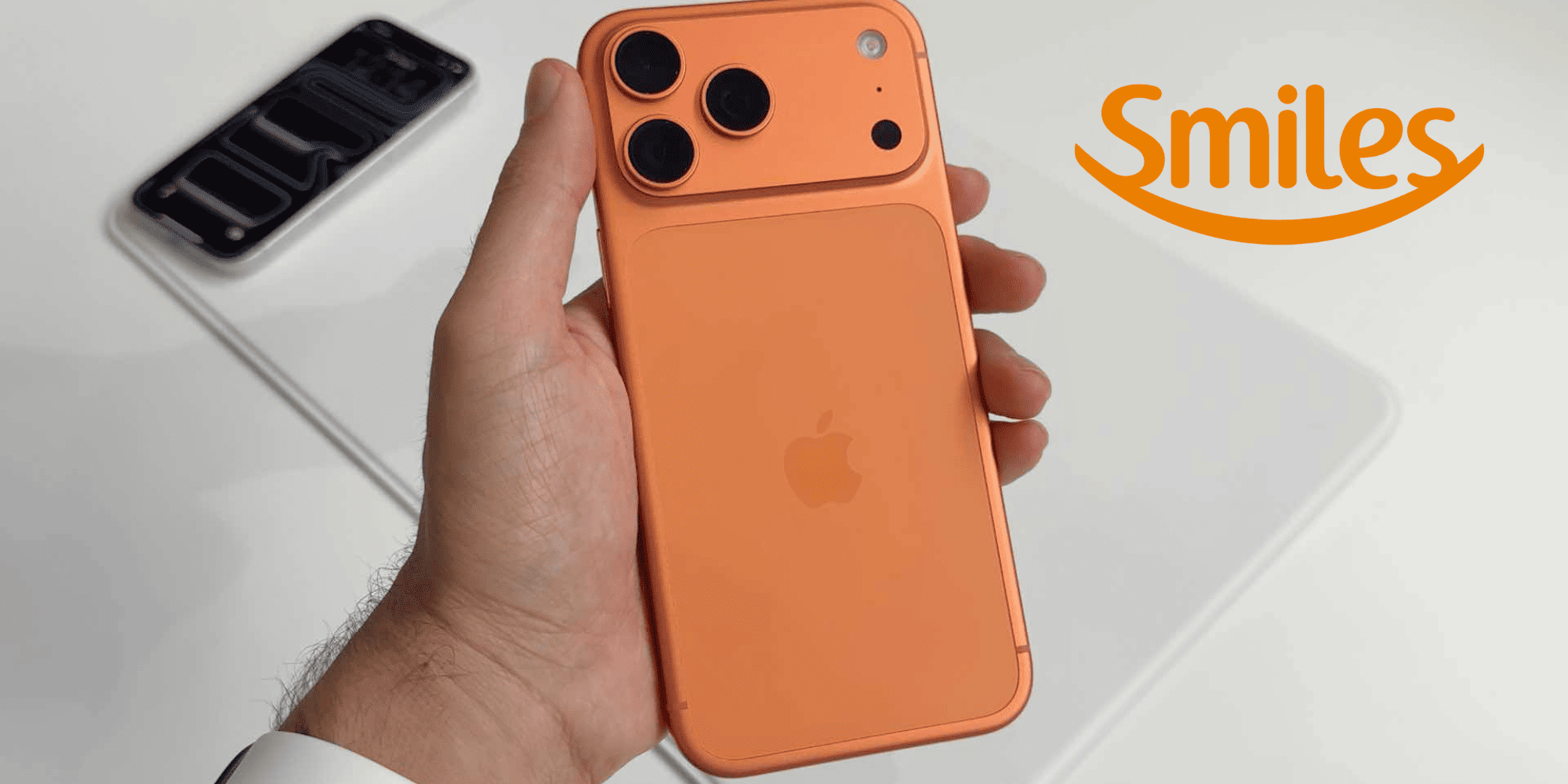 smiles iphone 17 reduzido aparelho, Telefone celular, texto, Dispositivo eletrônico, Dispositivo de comunicação móvel, Itens cotidianos, Dispositivo de comunicação, smartphone, segurar, pessoa