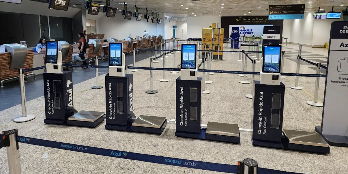 Totens de autoatendimento da Azul no Aeroporto Internacional de Manaus (MAO)
