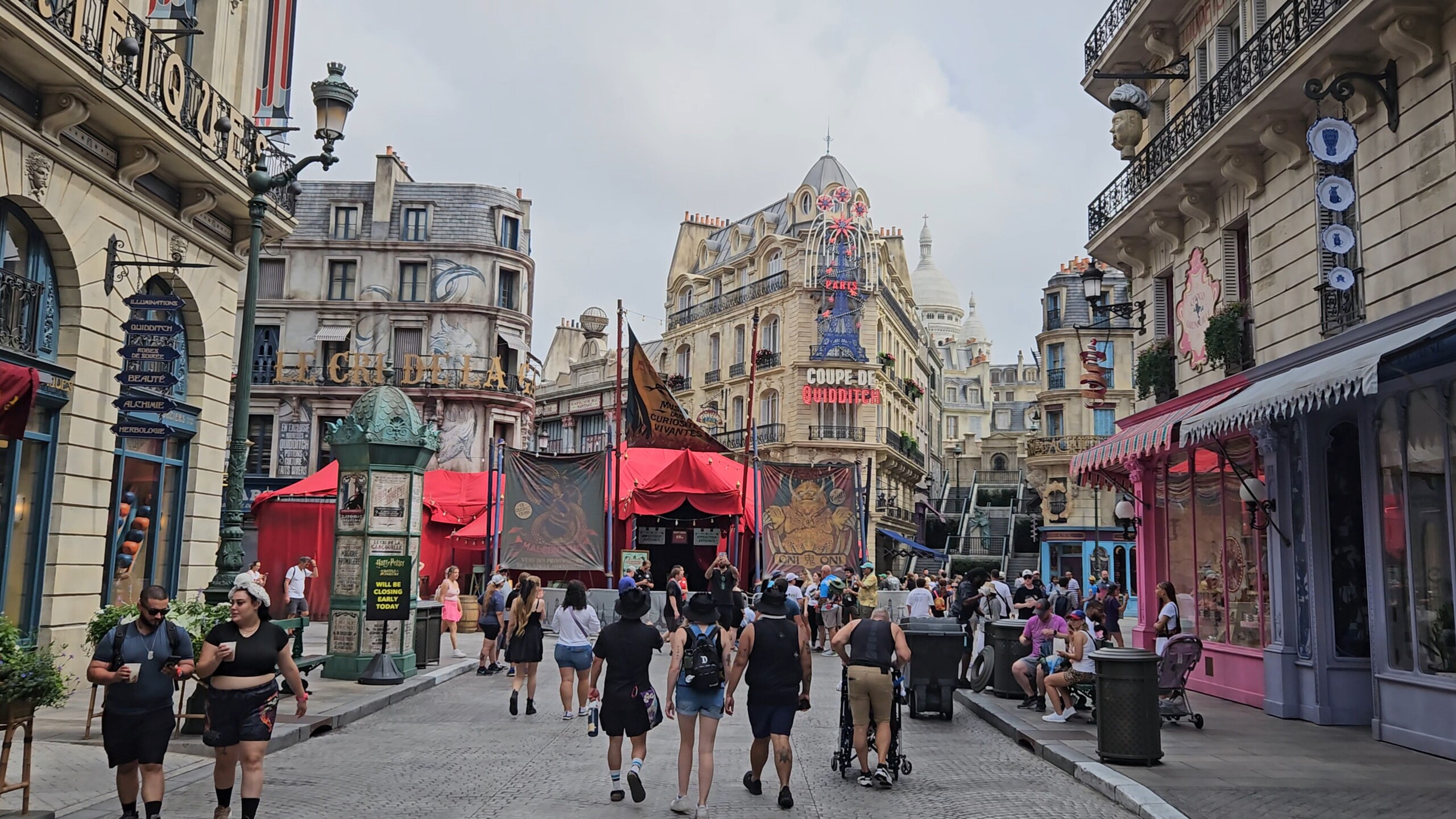 outdoor, construção, céu, calçados, pessoa, pedestre, roupas, cidade, pessoas, turismo, Praça, Espaço público, homem, estrada, caminhada, rua, via, grupo, multidão, viagem
