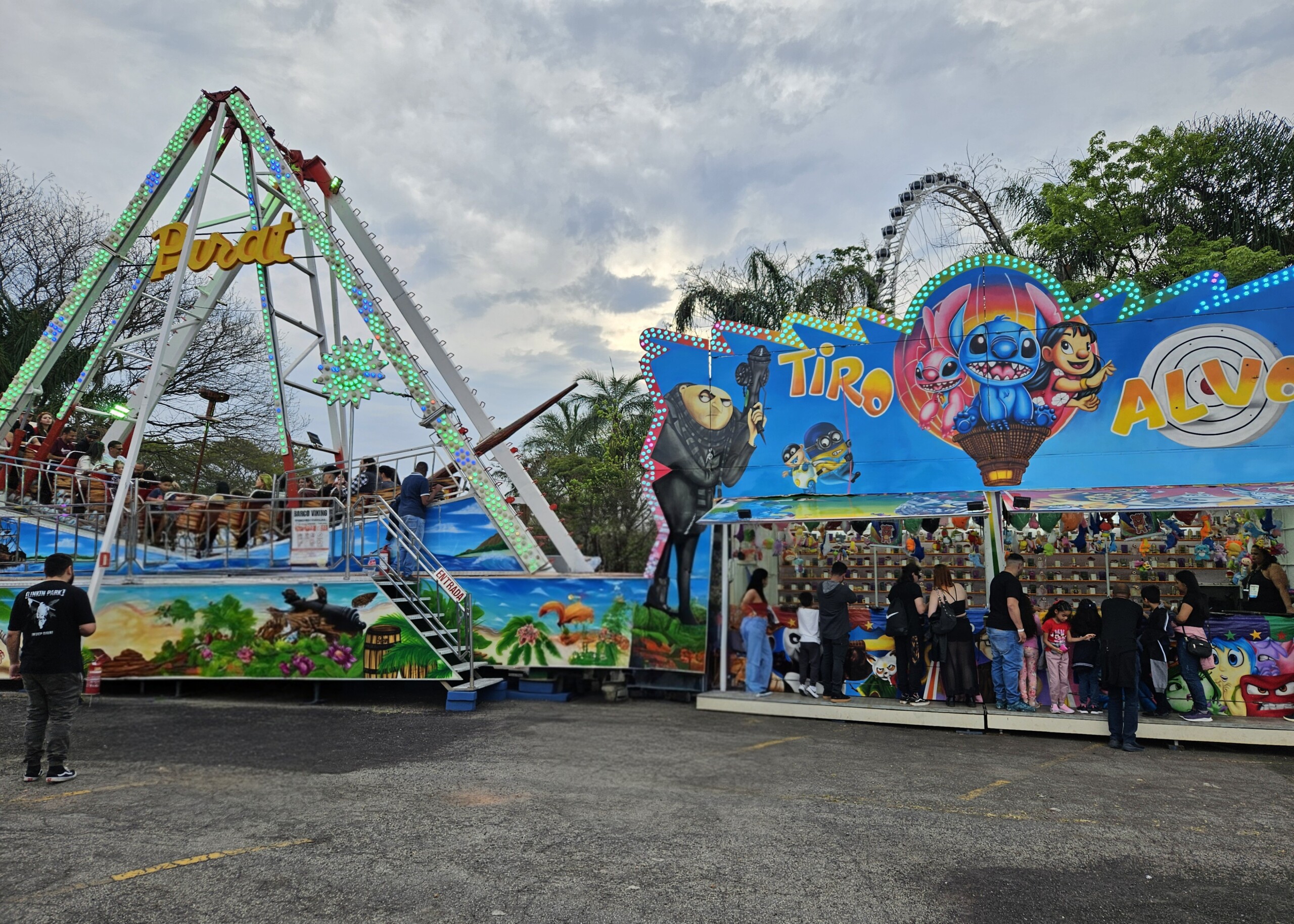céu, nuvem, outdoor, playground, parque de diversões, árvore, Atrações de parque de diversões, Espaço público, pessoa, carnaval, pessoas, térreo, brinquedo, parque, parque temático