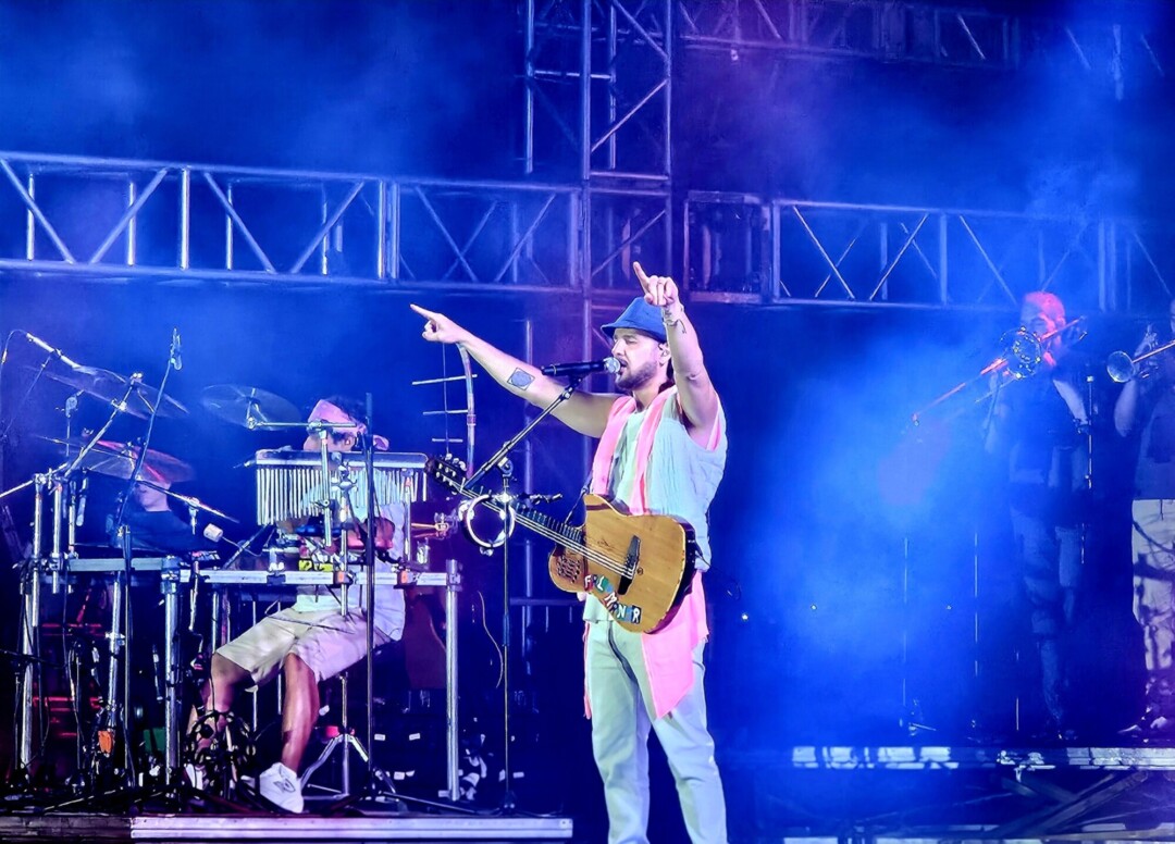 concerto, instrumento musical, performance, entretenimento, Concerto de rock, músico, Casa de shows, Artista musical, Arte performática, música, artista, Canção, bateria, Música pop, Equipamento de palco, roupas, palco, guitarrista, Show de talentos, cantor, Cantar, baixista, Conjunto musical, microfone, instrumento de cordas, Sistema de endereçamento público, pessoa, banda, violão