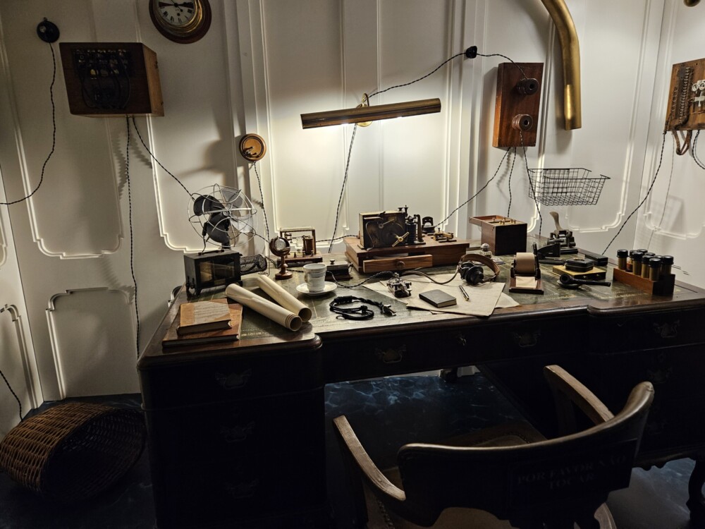 interno, parede, mesa, móveis, espelho, pia