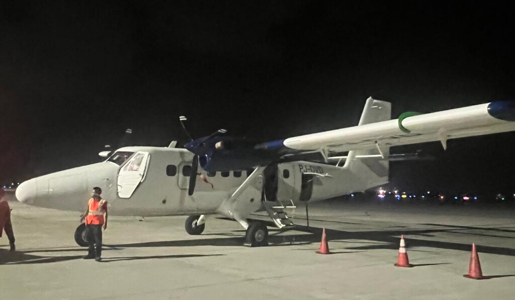 transporte, plaina, veículo, Viagem aérea, outdoor, aviação, aeronave, avião, céu, Fabricante aeroespacial, Engenharia aeroespacial, Aviação geral, aeroporto, força aérea, Plataforma de estacionamento, Jato, Aeronave militar, térreo, estrada, passarela, estacionado, pessoas, em pé, ar, noite