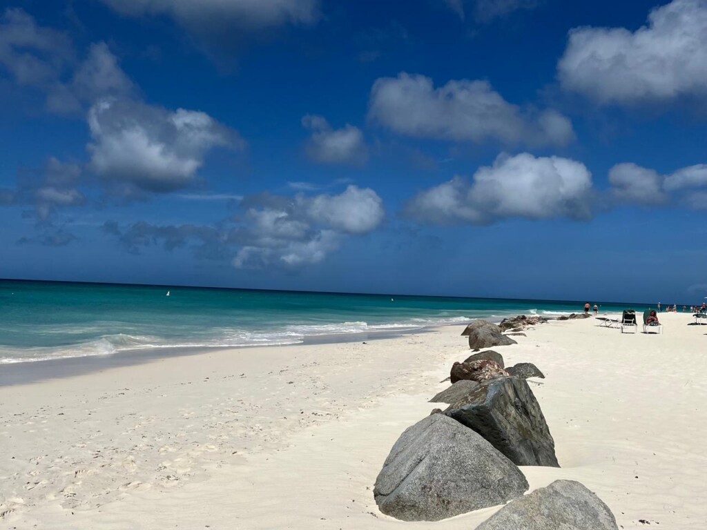 nuvem, outdoor, céu, praia, natureza, costa, água, areia, férias, oceano, Terrenos costeiros e oceânicos, térreo, Caribe, Trópicos, pessoa, rocha, paisagem