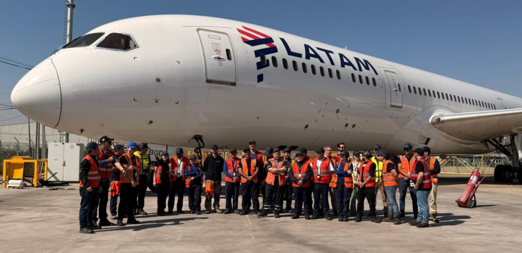 plaina, céu, transporte, Viagem aérea, outdoor, avião de passageiros, veículo, aeronave, Serviço, Jato, Linha aérea, Engenharia aeroespacial, aviação, avião, pessoas, térreo, Motor de aeronave, Fabricante aeroespacial, Plataforma de estacionamento, aeroporto, pessoa, Motor de jato, grupo, grande, passarela, em pé, estacionado, estrada, jato