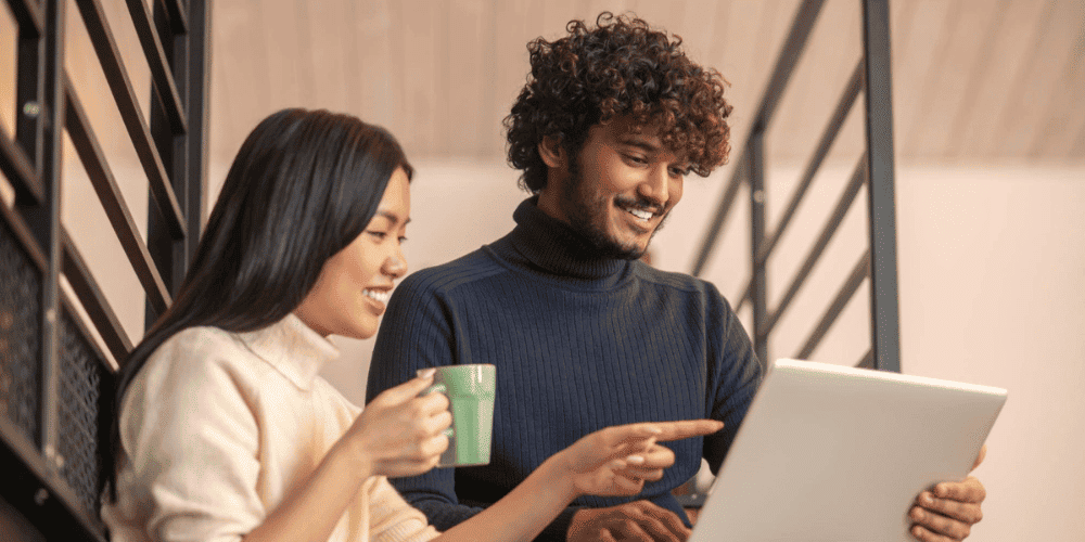 pessoa, roupas, Rosto humano, laptop, interno, computador, parede, sorriso, mulher, segurar, uso, jovem, olhar