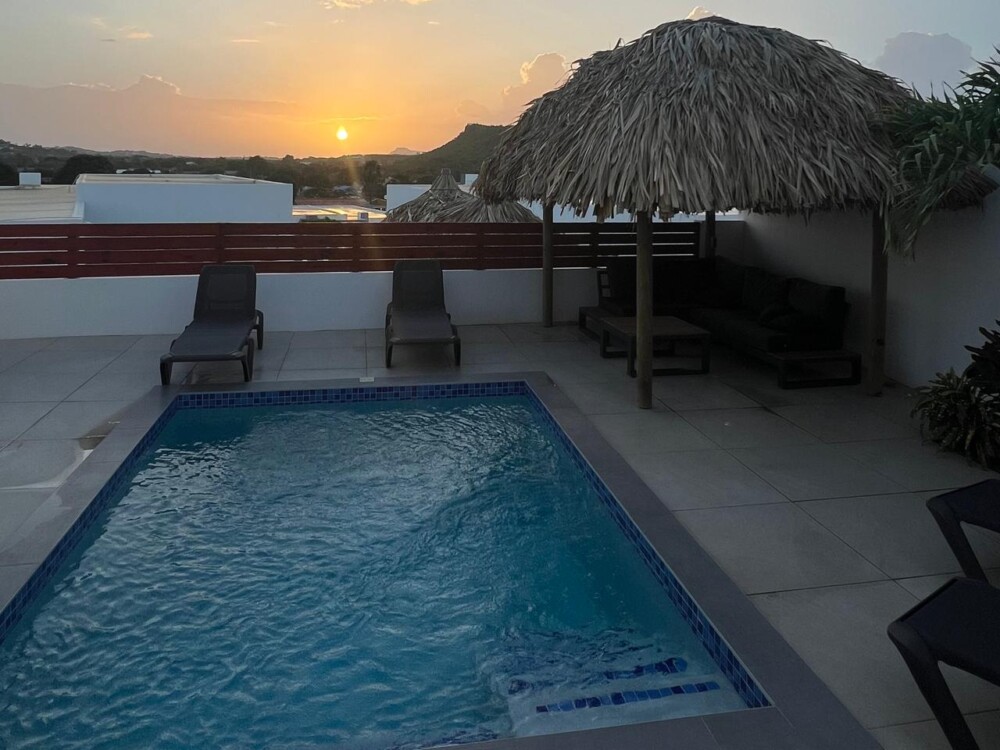 piscina, céu, outdoor, resort, água, Estância termal, Cidade resort, Espreguiçadeira, construção, móveis, árvore, térreo, montanha, pôr-do-sol, férias