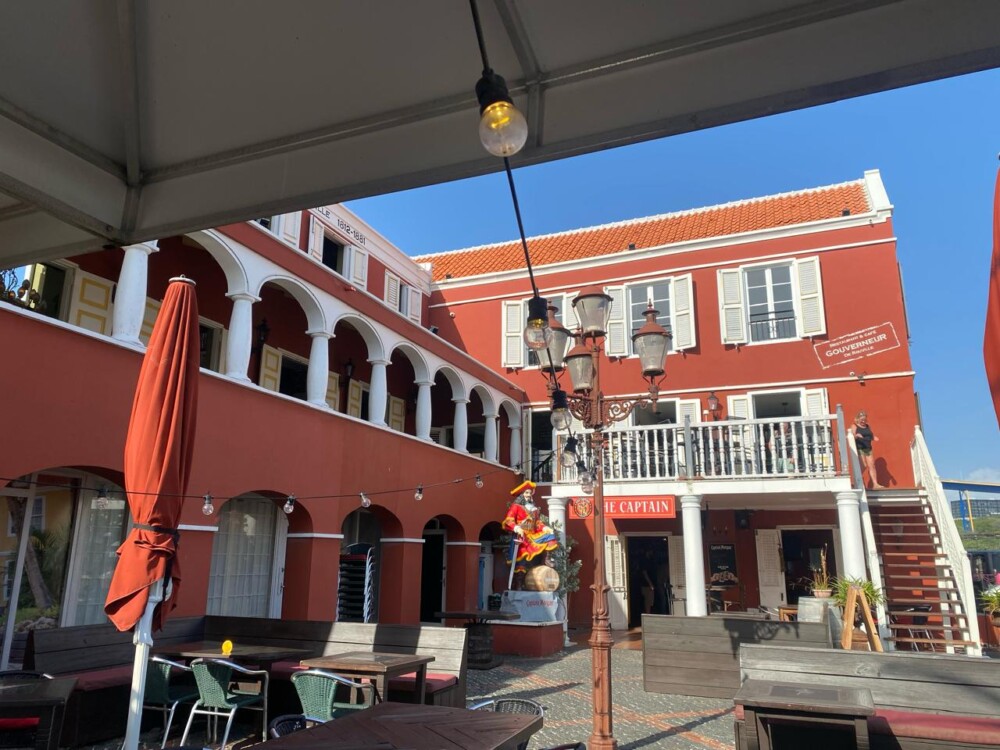 outdoor, céu, janela, móveis, mesa, vermelho, construção, cadeira, restaurante, cidade