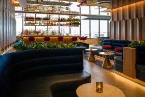 interno, móveis, mesa, sofá, mesa de café, garrafa, design de interiores, janela, Sofá de studio, prateleira, vaso, cômodo, parede, piso, divã, hotel, teto, restaurante