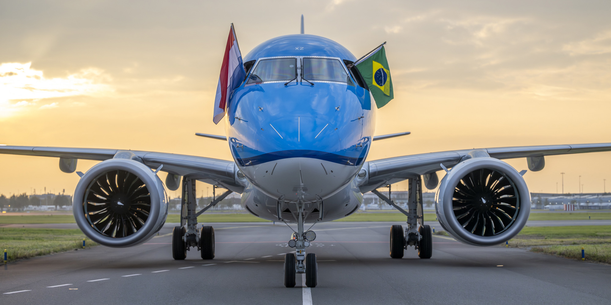 embraer-klm avião, plaina, outdoor, aeronave, Viagem aérea, céu, veículo, transporte, Motor de aeronave, avião de passageiros, Linha aérea, Motor de jato, aviação, Flap, passarela, Jato, Engenharia aeroespacial, Fabricante aeroespacial, airbus, Jato bimotor, Serviço, Monoplano, Aviação geral, turbina, asa, Aeronave de corpo estreito, aeroporto, Plataforma de estacionamento, estrada, grama, jato, térreo, azul, estacionado