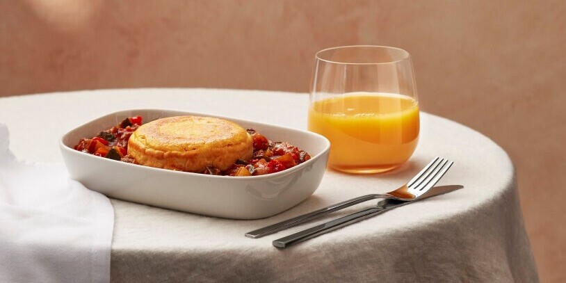 alimento, louça, mesa, refeição, Utensílio de cozinha, placa, garfo, suco, produtos assados, talheres, Utensílios de servir, bebida, prato, Lanche, sobremesa, interno, suco de laranja, colher, brunch, laranja, xícara, café-da-manhã