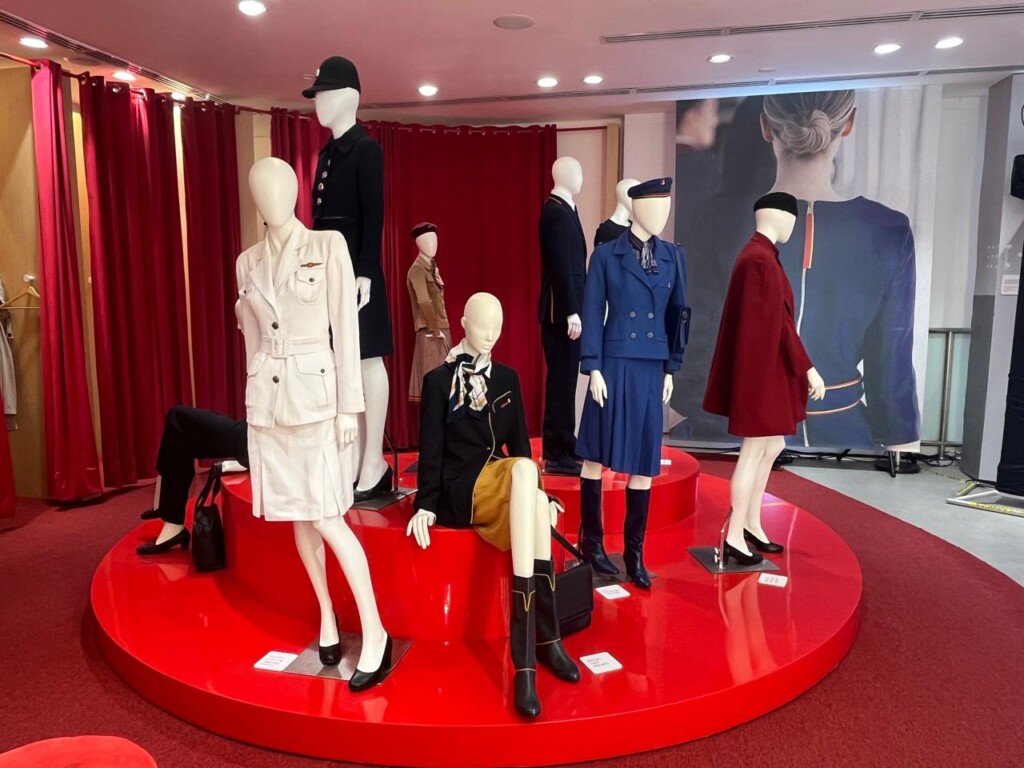 calçados, roupas, interno, homem, Carpete, pessoa, terno, vermelho, em pé, parede, piso, pessoas, estátua, moda