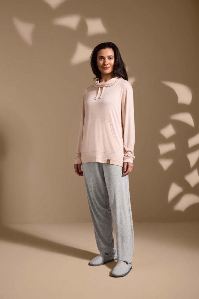 roupas, pessoa, manga, moda, Roupa casual, calçados, parede, Calça, Design de moda, ombro, Rosto humano, topo, blusa, calças, Moo de moda, em pé, interno