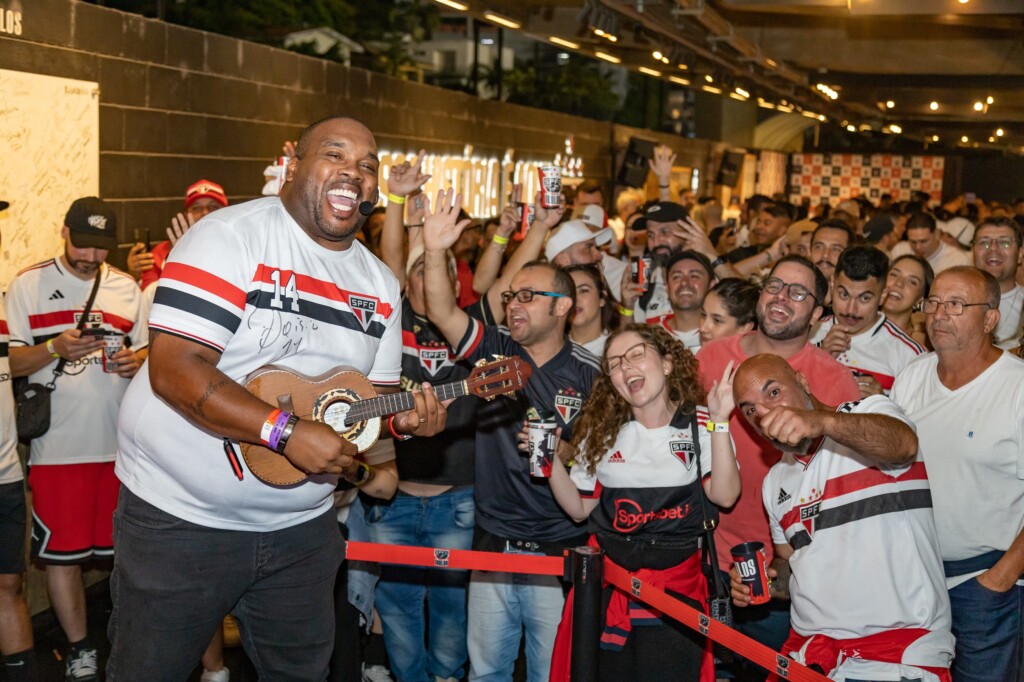 roupas, pessoa, homem, Rosto humano, sorriso, calçados, mulher, jeans, Grupo, interno, grupo, pessoas, em pé, teto