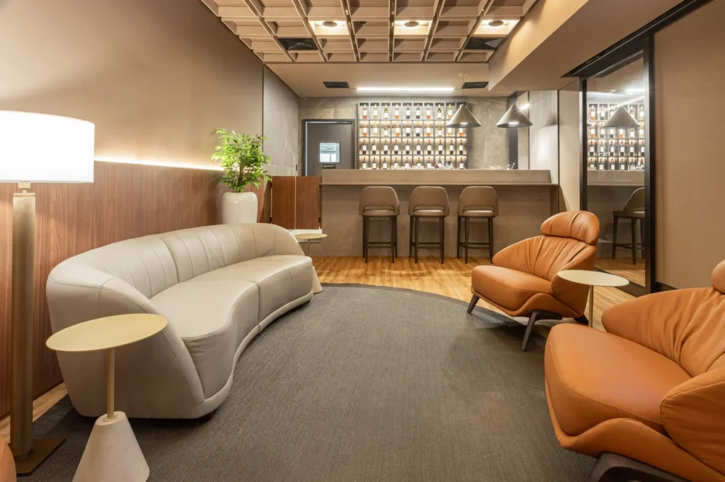 interno, design de interiores, piso, parede, móveis, sofá, Sofá de studio, Sofá-cama, Assoalho, hotel, Poltrona, teto, Apoio de braço, sala de estar, travesseiro, mesa de café, Sala de espera, Luminária de teto, vaso, recanto, Penthouse, cômodo, design