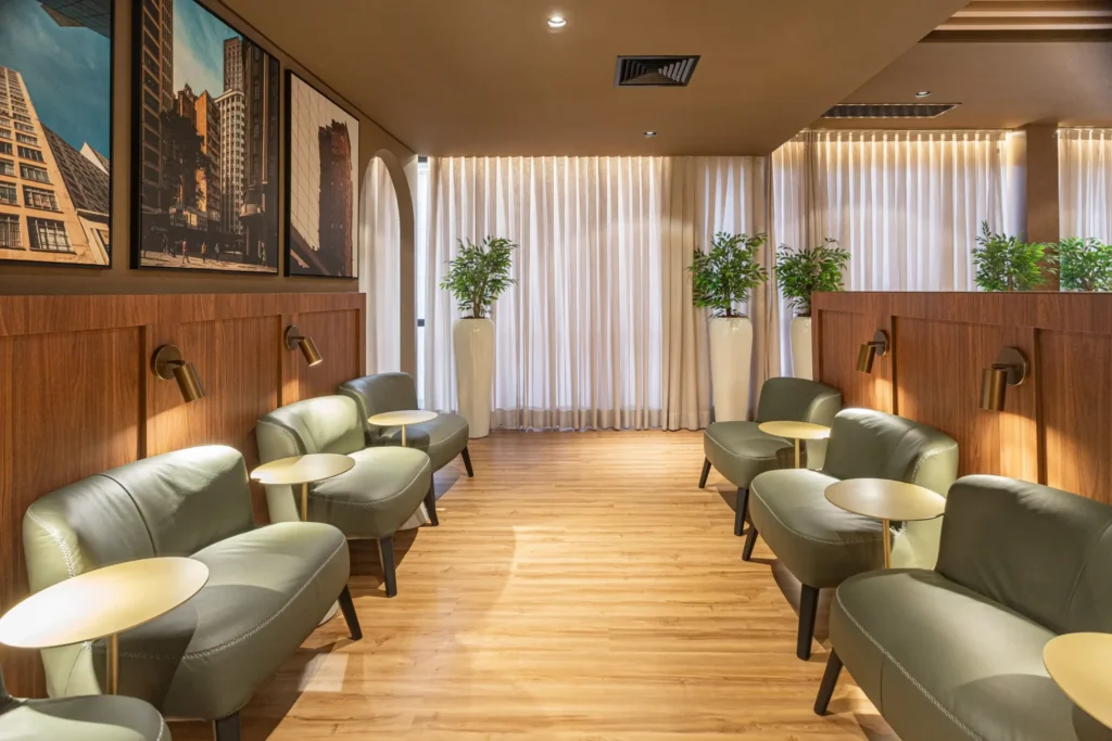 interno, design de interiores, piso, parede, teto, sofá, Assoalho, vaso, Sofá de studio, janela, Apoio de braço, planta doméstica, mesa de café, cortina, Poltrona, hotel, Luminária de teto, Sofá-cama, cadeira, cômodo, sala de estar, móveis, casa