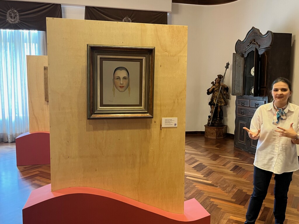 roupas, interno, pessoa, parede, calçados, homem, porta-retratos, museu, arte, Calça, Galeria de arte, jeans, galeria, design de interiores, piso, em pé, cômodo