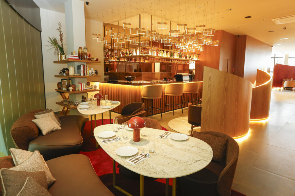 interno, móveis, design de interiores, parede, Mesa da sala de jantar e cozinha, mesa de café, restaurante, piso, teto, sala de jantar, vaso, Luminária de teto, mesa, jantar, cômodo, cadeira, hotel