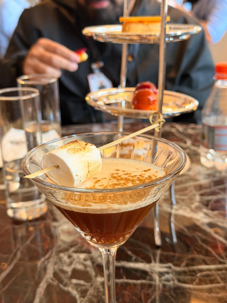 Bebidas alcoólicas, Utensílios de bar, Utensílios para bebidas, Copos com pé, coquetel, mesa, louça, pessoa, Bebida destilada, Aperitivo, Taças para champagne, álcool, alimento, interno, óculos, xícara, bebida